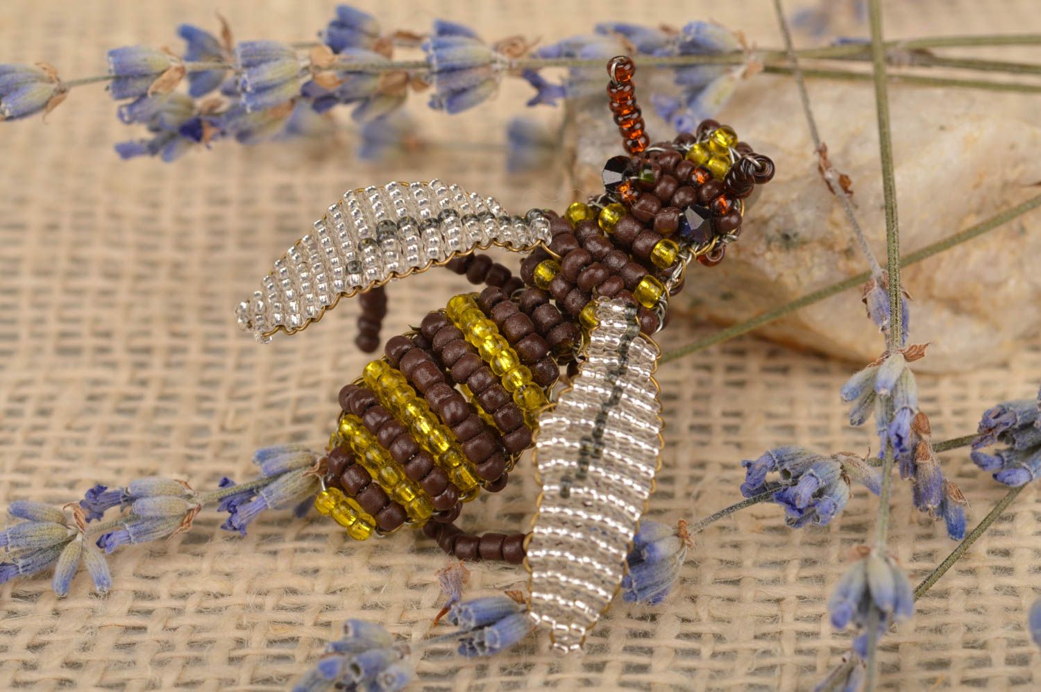 Авторская брошь из бисера в виде пчела ручной работы оригинальная плетеная фото 1