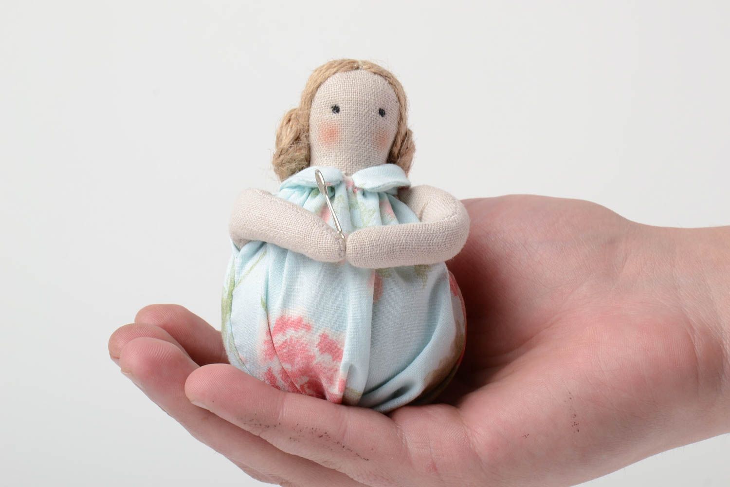 Petite poupée en tissu de calicot claire décorative faite main femme gourmande photo 5