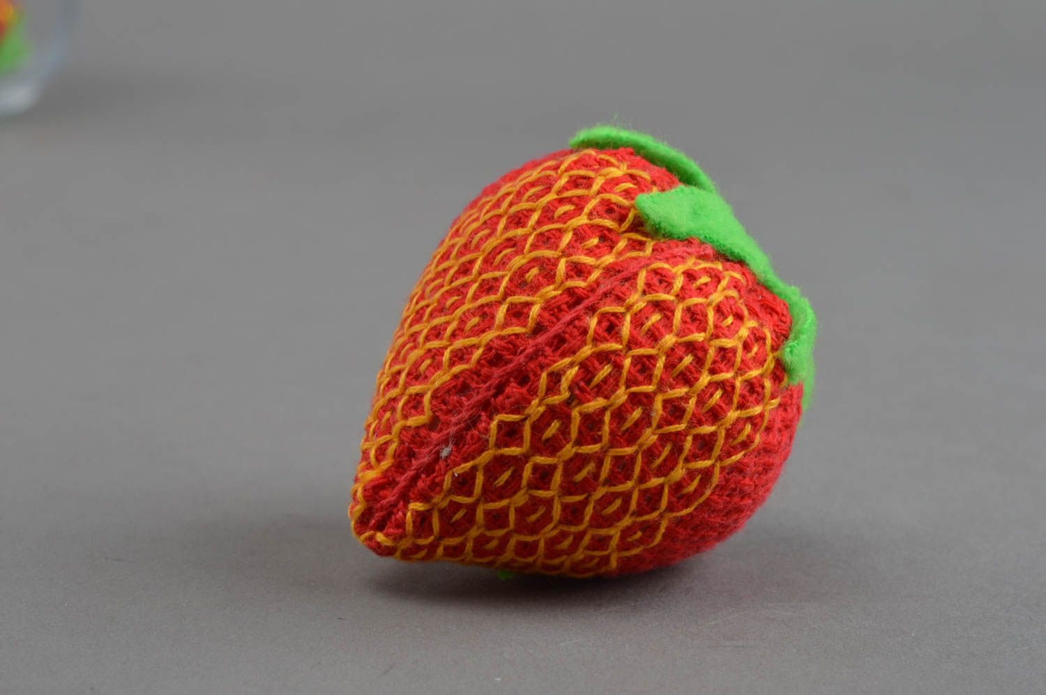 Petit jouet mou décoratif fait main en forme de fraise en canevas avec broderie  photo 4
