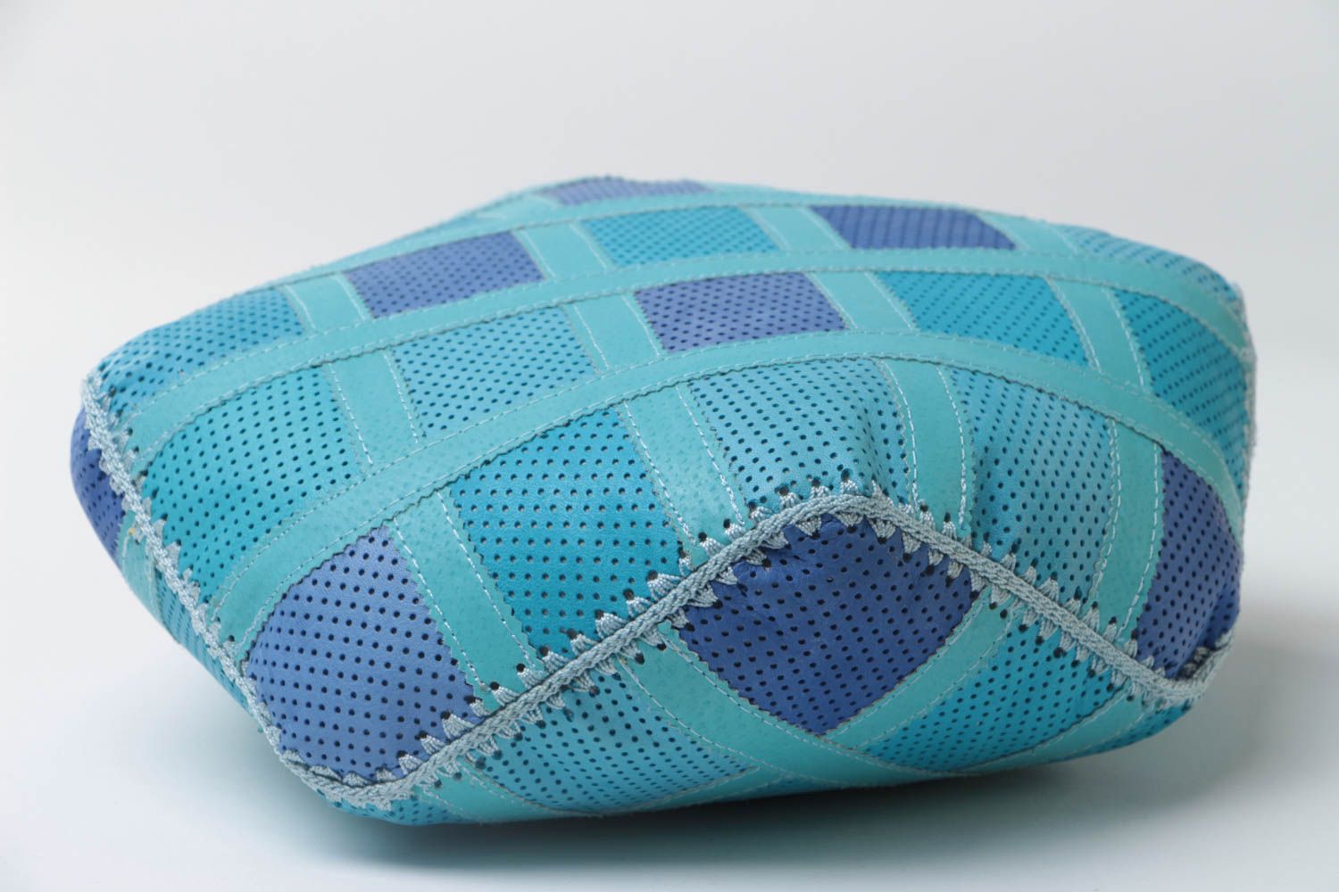 Мягкая диванная подушка из натуральной кожи ручной работы авторская красивая фото 4