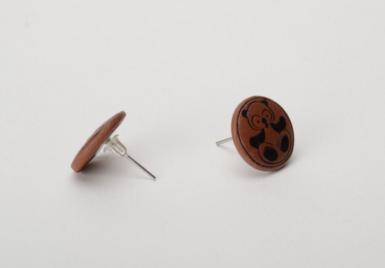 Kleine runde handgemachte Ohrstecker aus Ton mit Emaillen bedeckt und Pandas foto 4