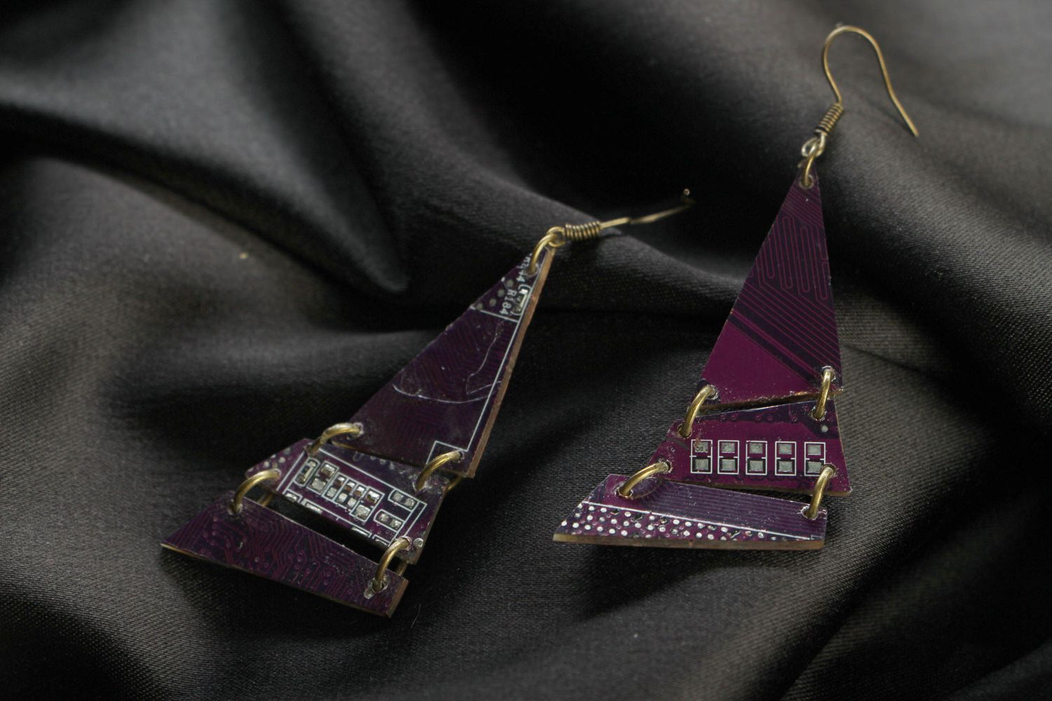 Pendientes triangulares de circuitos integrados de color violeta foto 1
