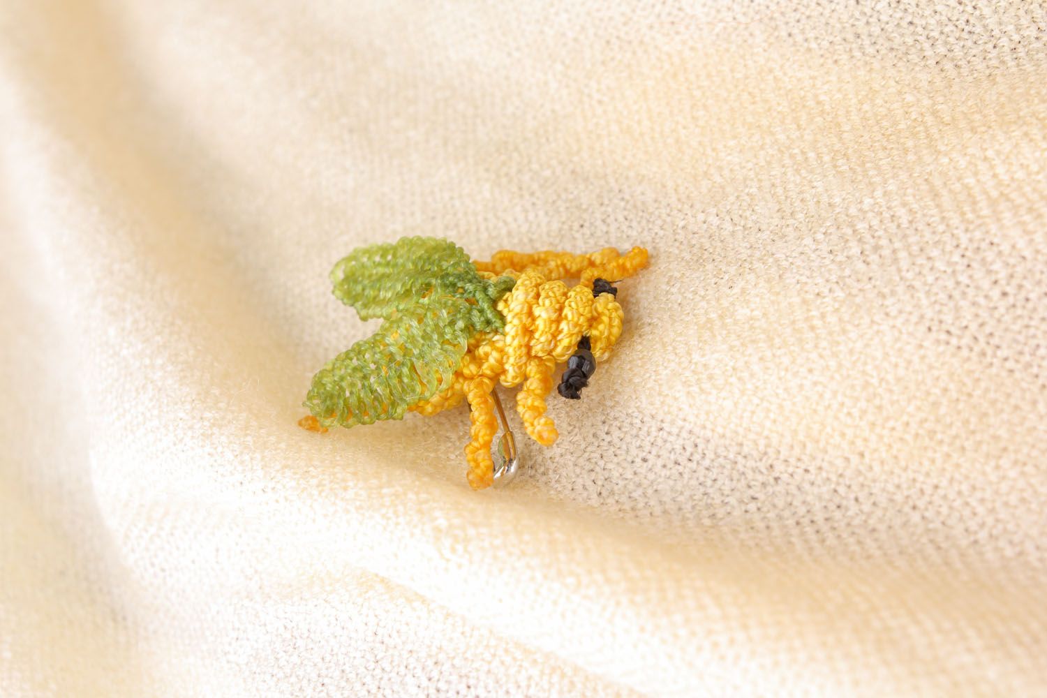 broche macramé en forme d'abeille faite main photo 1