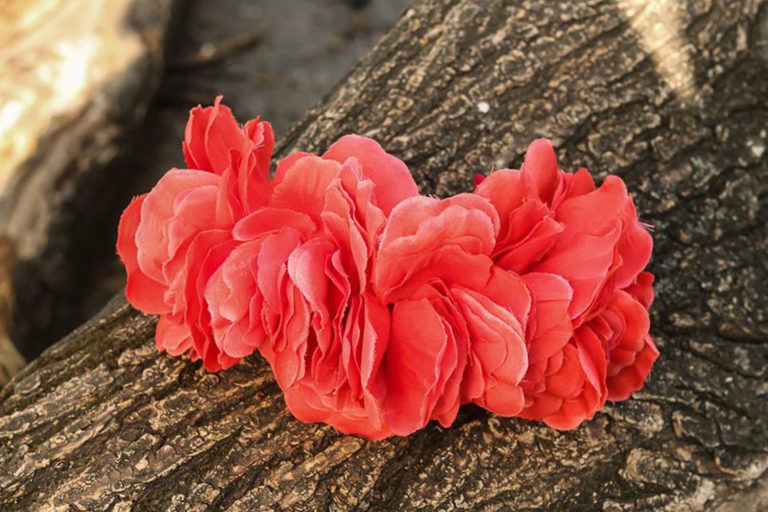 Ободок объемный из искусственных цветов Пионы фото 2