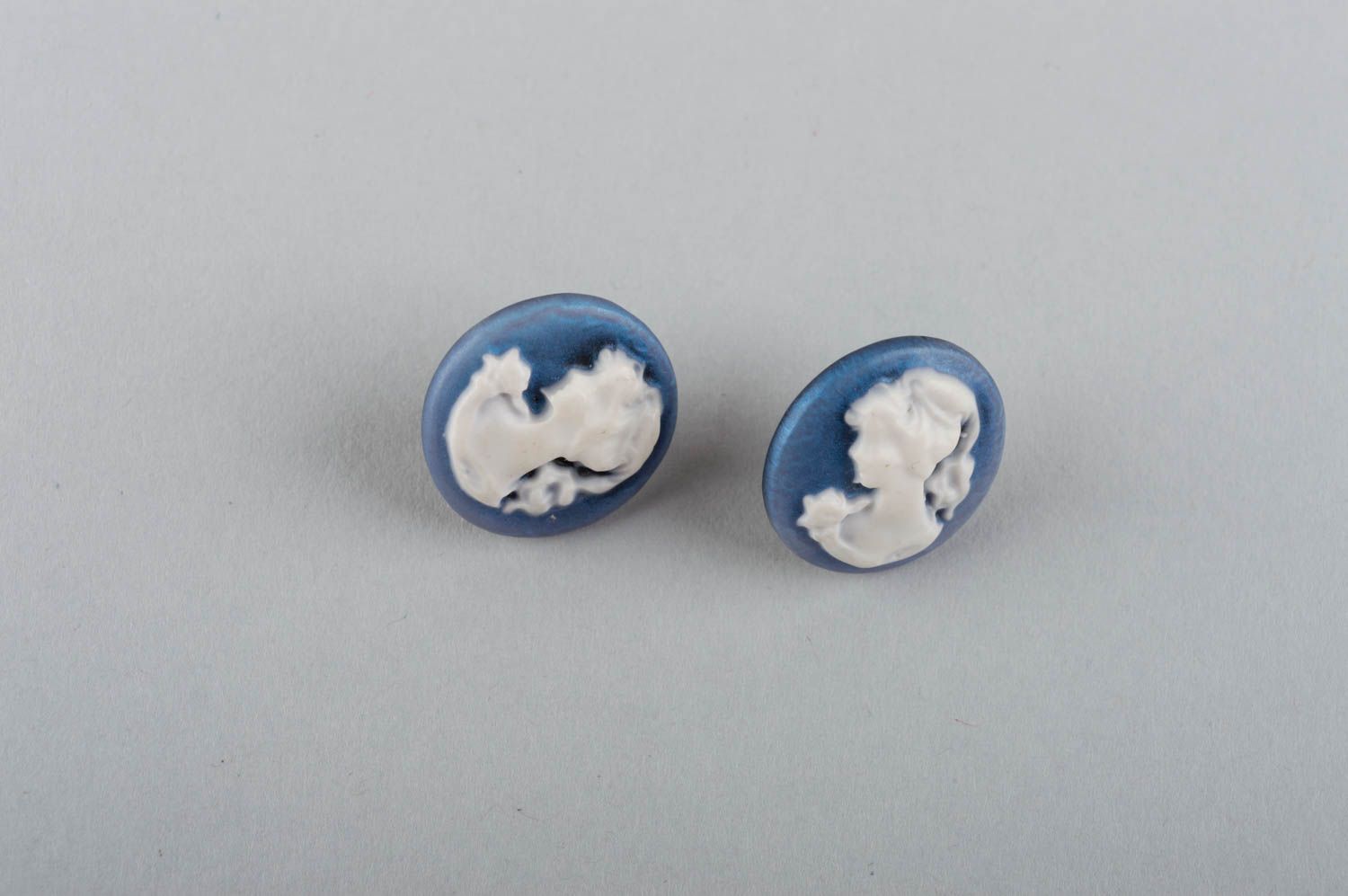Belles boucles d'oreilles puces rondes avec image de fille faites main bleues photo 2