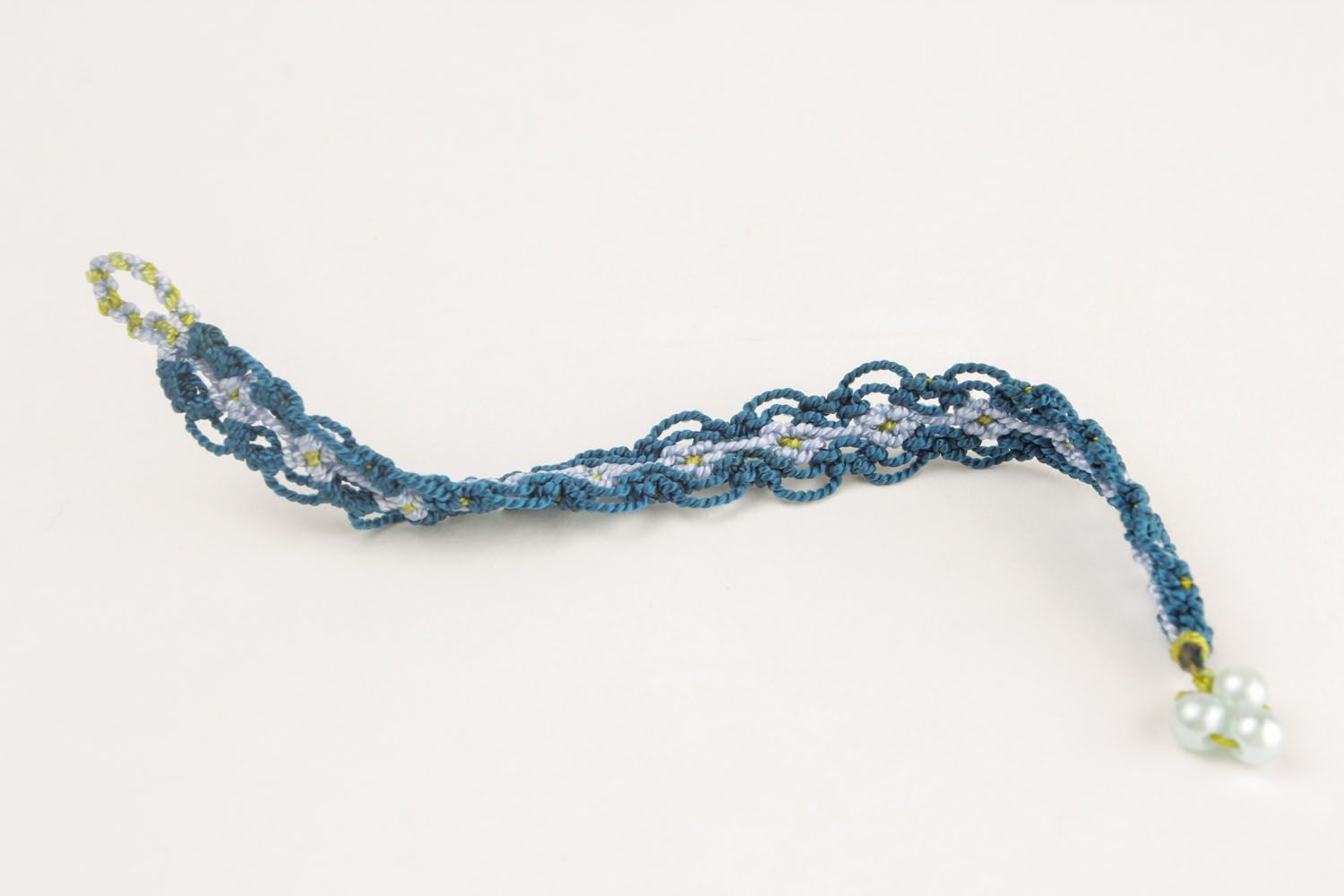 Bracelete trançado feito à mão de fios azuis foto 5