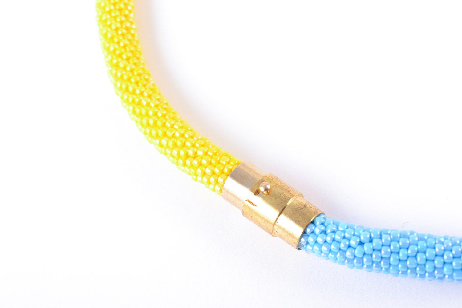 Schöner künstlerischer handgemacher Halsschmuck aus Glasperlen hellblau und gelb foto 3