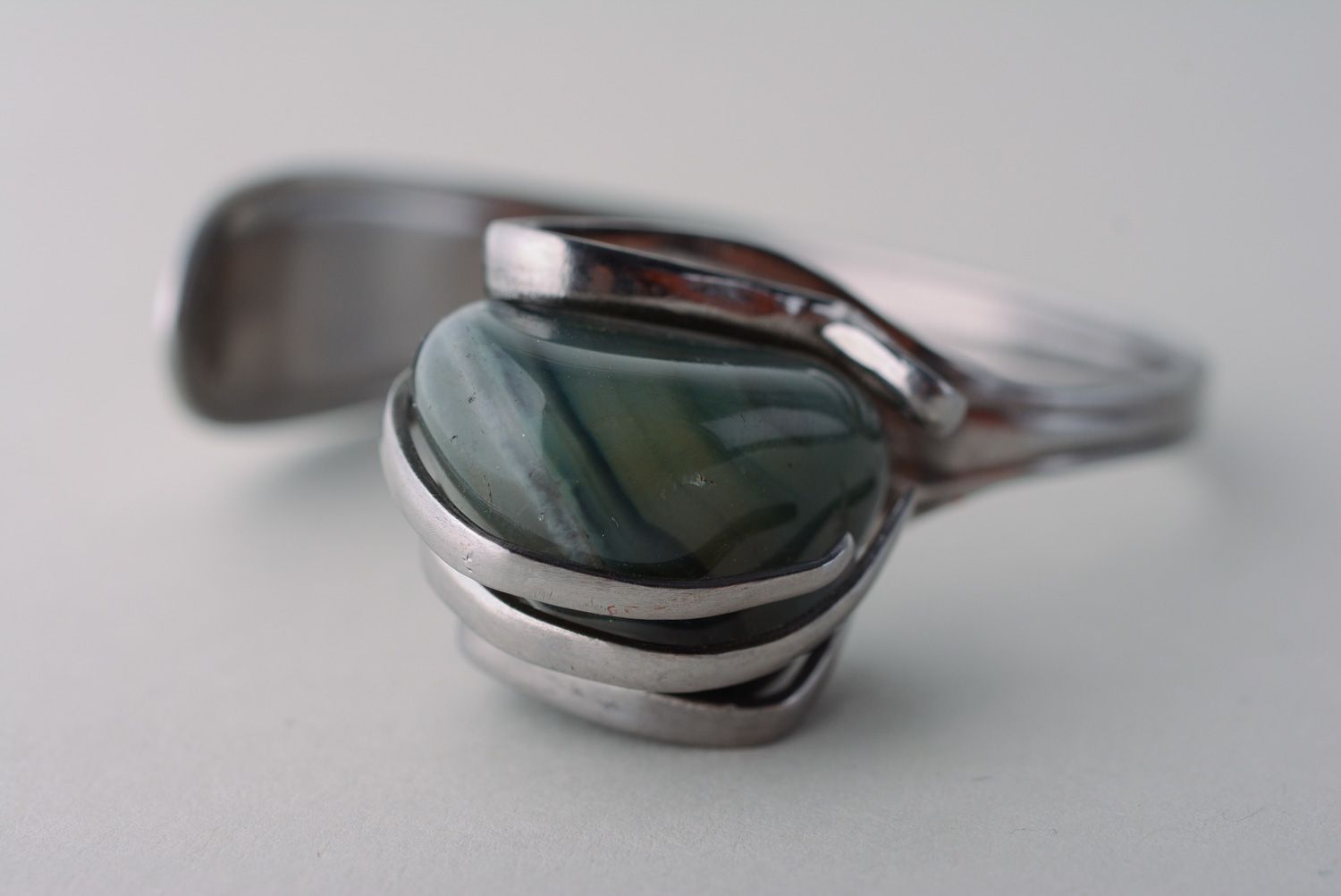 Bracelet en inox étroit fait main à partir de fourchette avec pierre verte photo 2