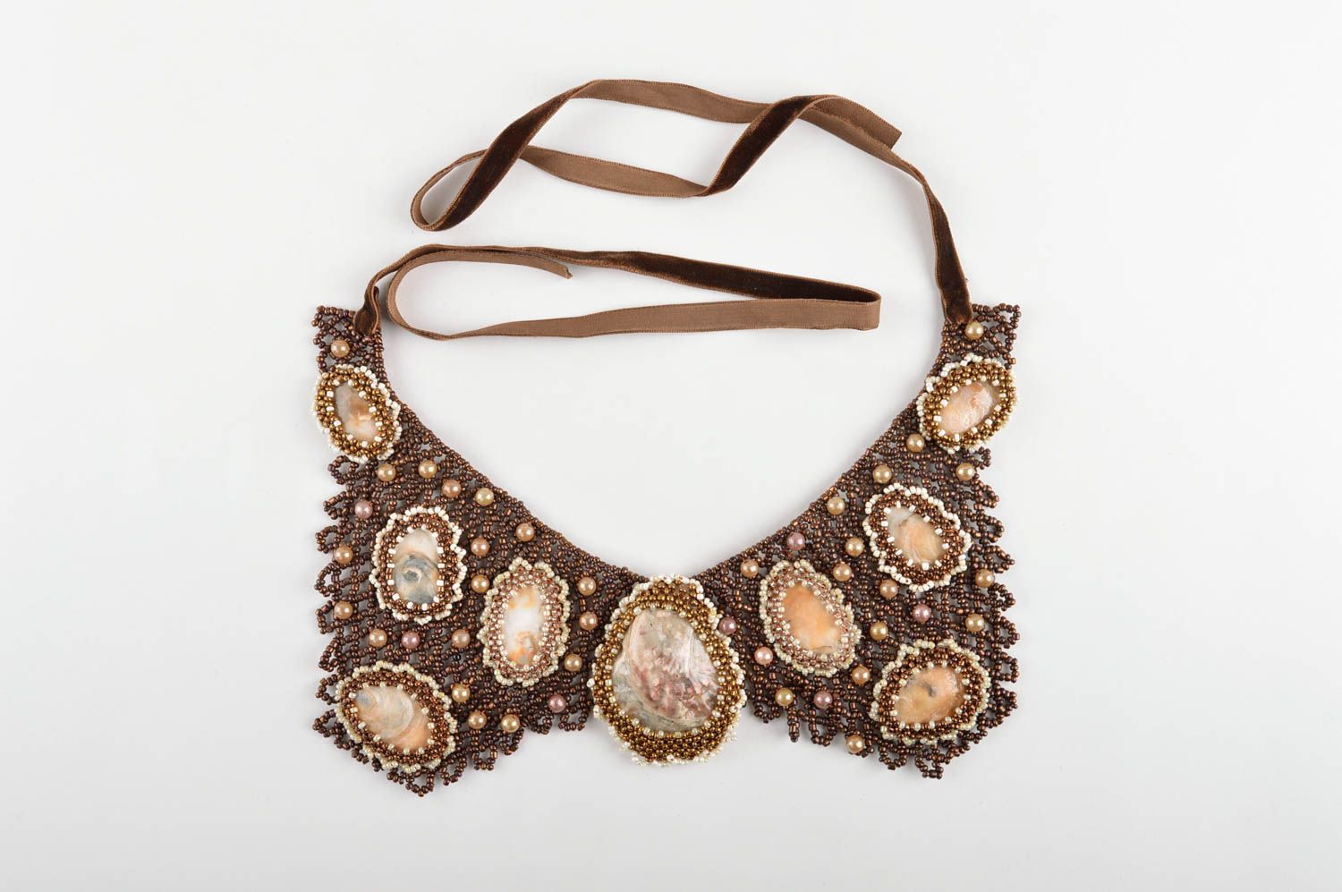 Collana di perline fatta a mano accessorio da donna con pietre marine foto 5
