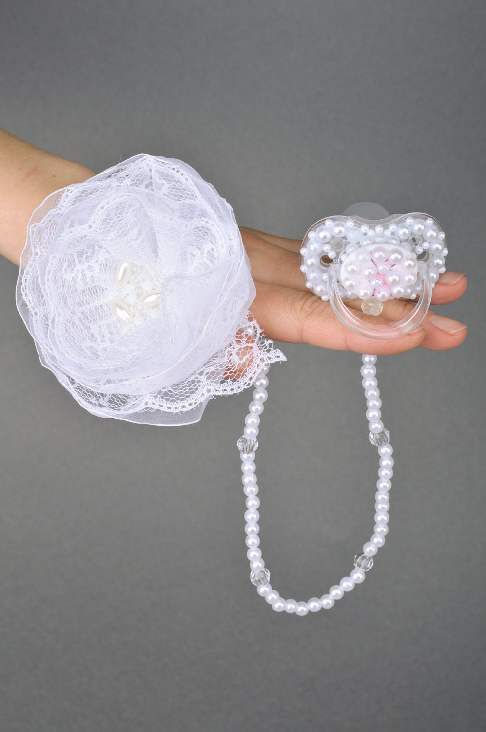 Weises Haarband und Schnuller Set aus Stoff und Glasperlen für Mädchen Handarbeit  foto 2