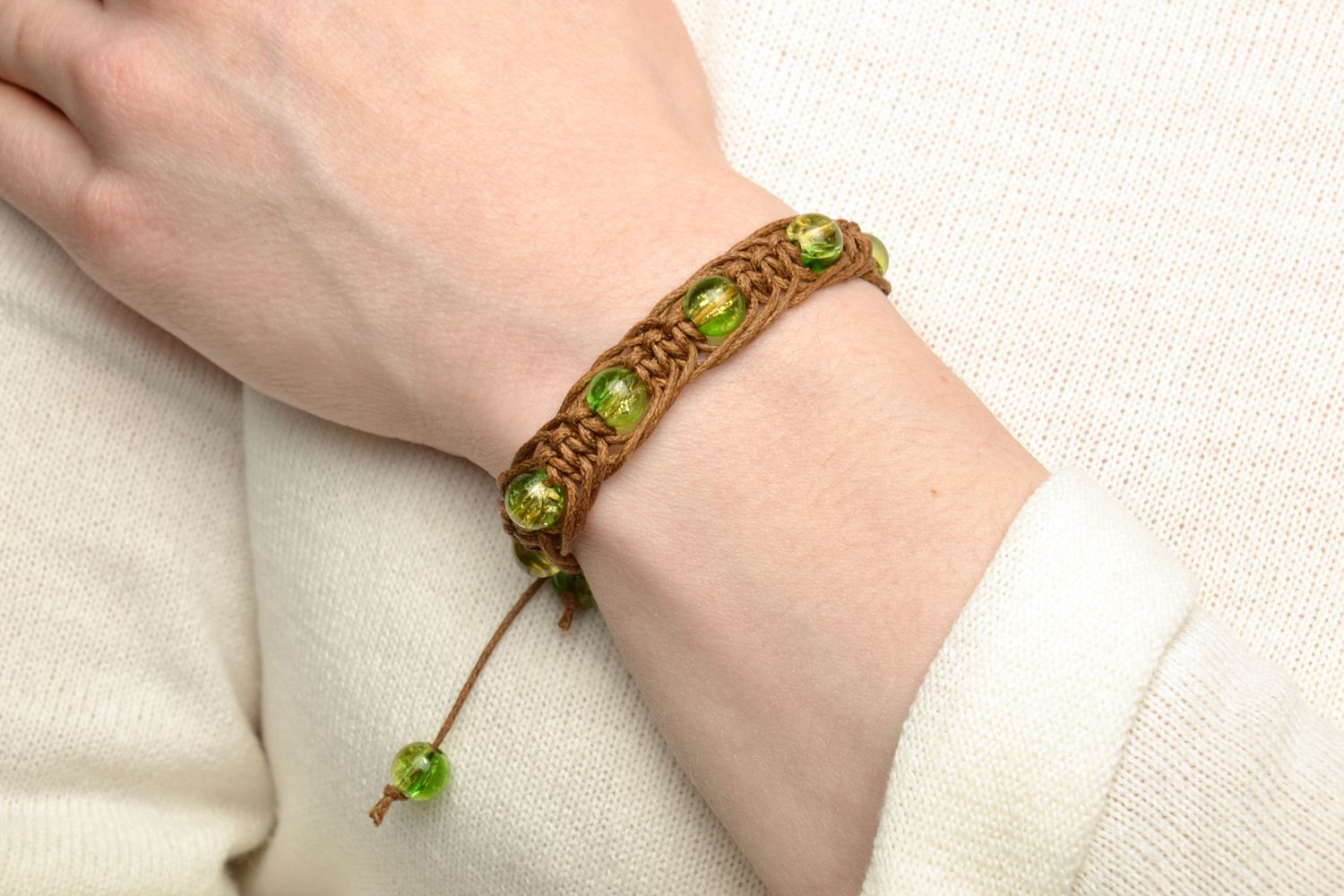 Bracelet en perles de verre vertes tressé de lacet ciré marron fait main photo 5