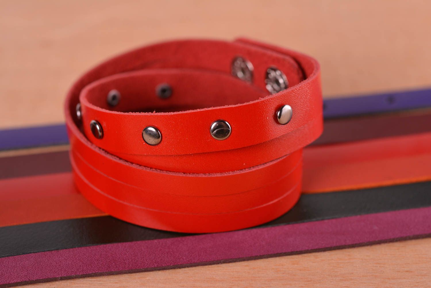 Bracelet cuir Bijou fait main Accessoire femme multirang rouge design insolite photo 1