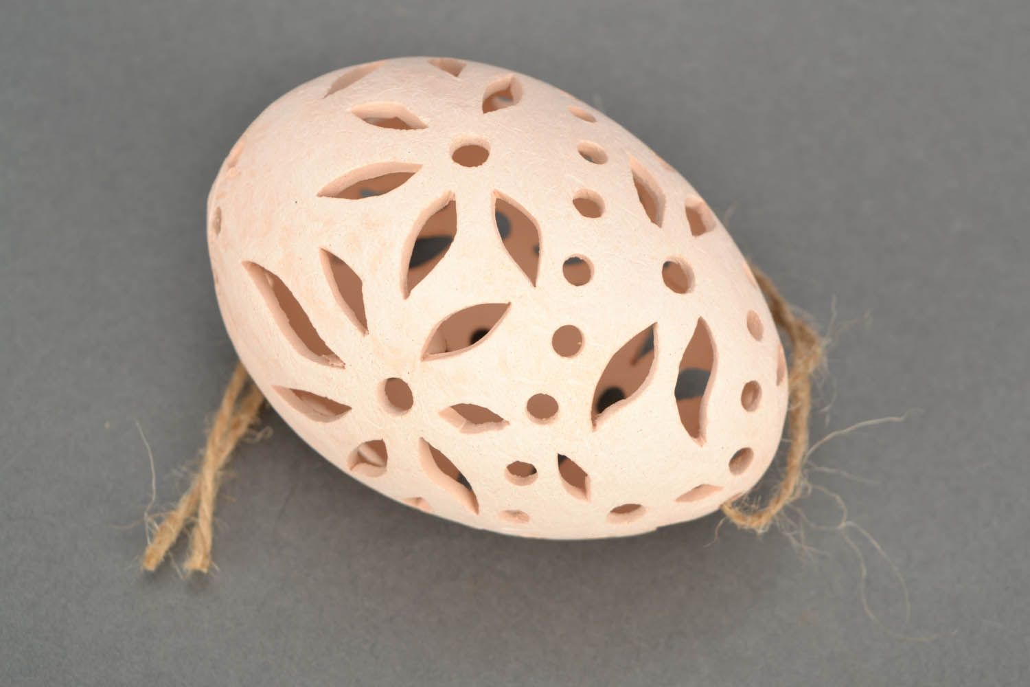 Ovo de Páscoa num suporte feito de argila foto 3