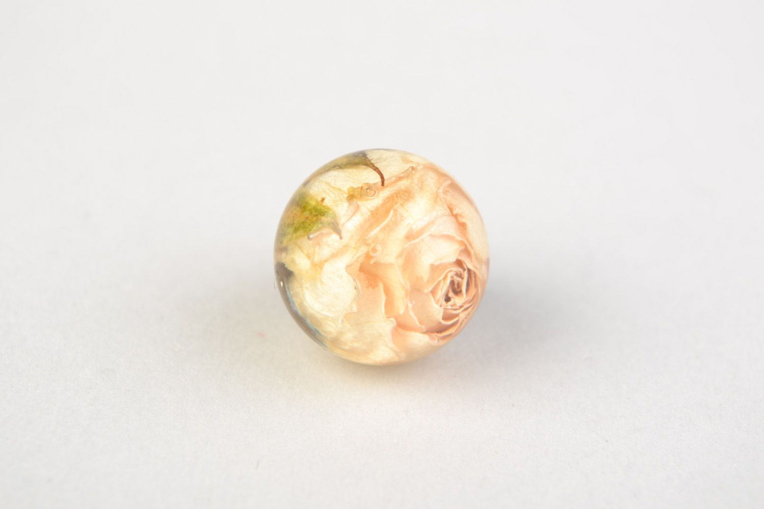 Кулон с розой внутри под эпоксидной смолой ручной работы круглый в виде шарика фото 5