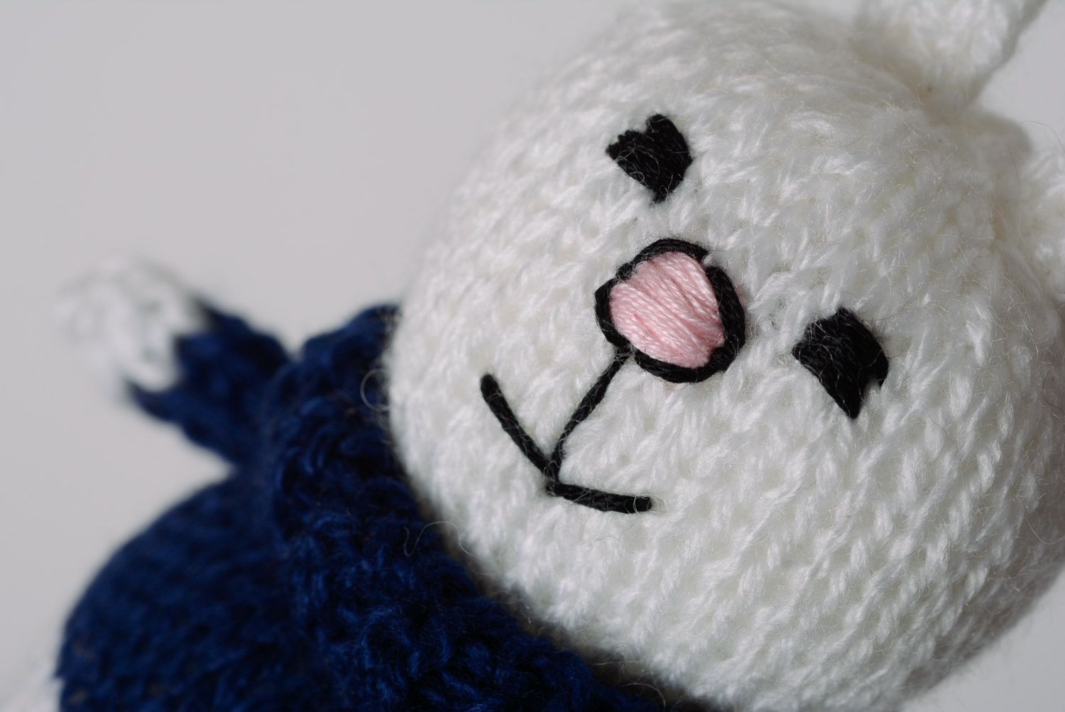Handmade kleines gestricktes Kuscheltier Hase weiß blau für Kind originell foto 2