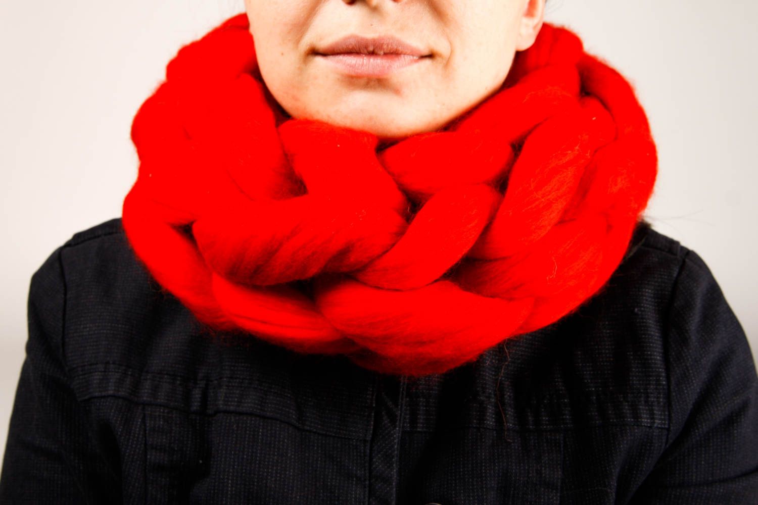 Алый шарф снуд ручной работы красный шарф хомут стильный вязаный шарф красивый фото 2