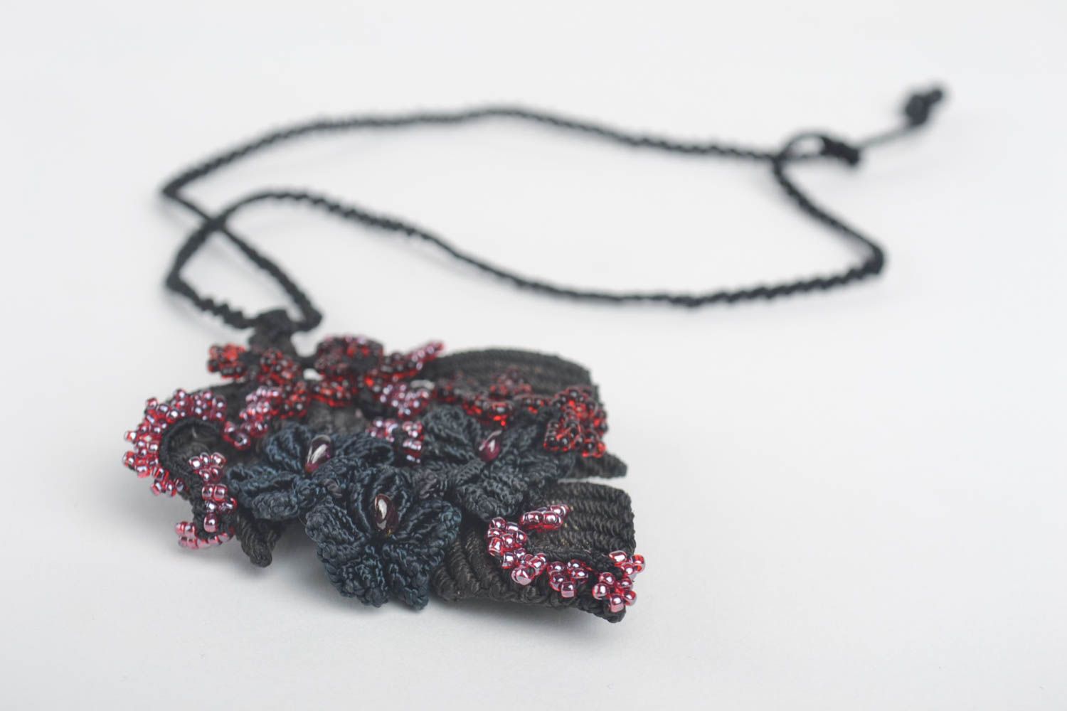 Pendentif noir Bijoux fait main Accessoire femme textile en perles de rocaille photo 4