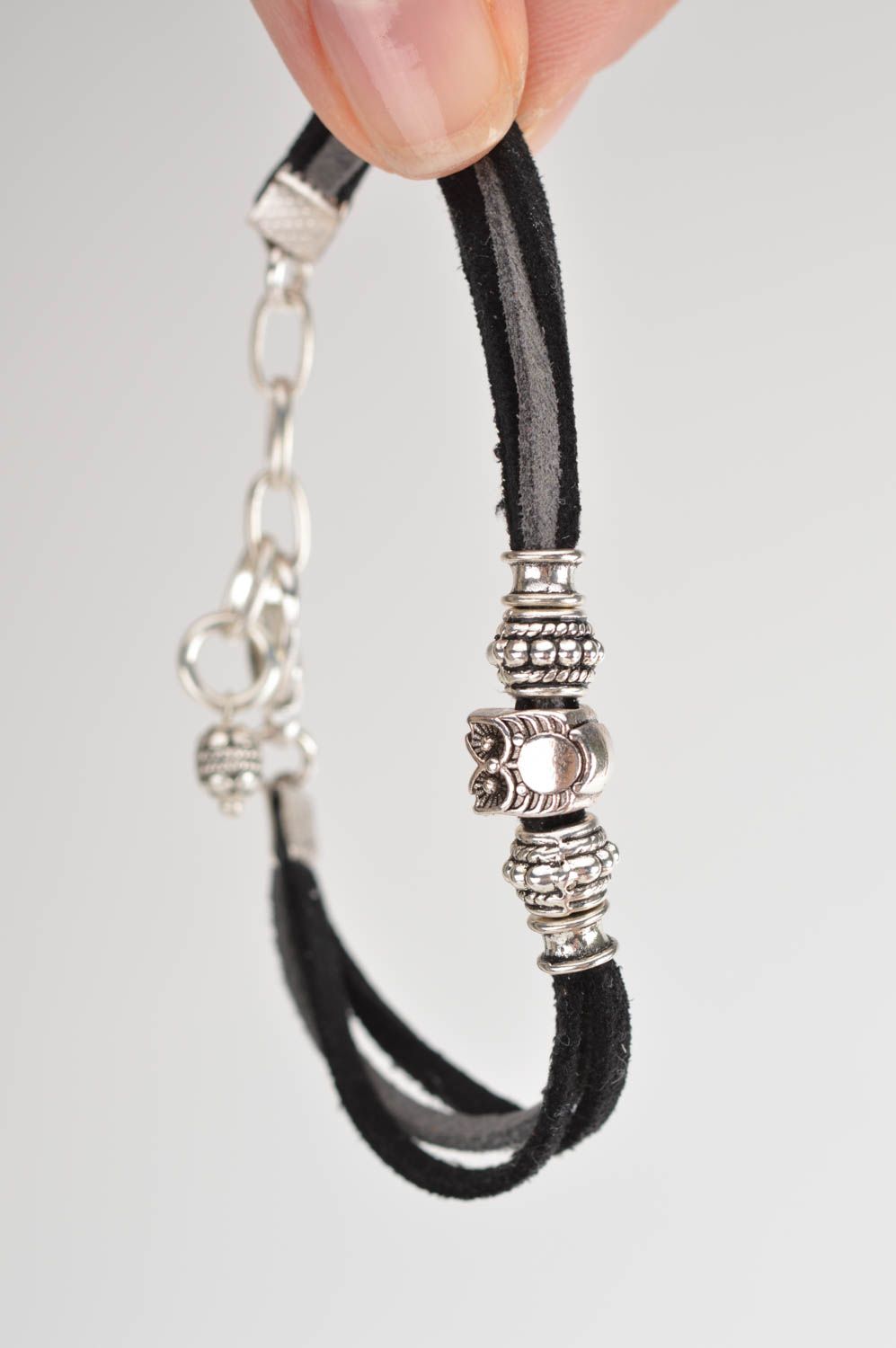 Schwarz graues Armband aus Wildleder Designer Handarbeit für stilvolle Damen foto 3