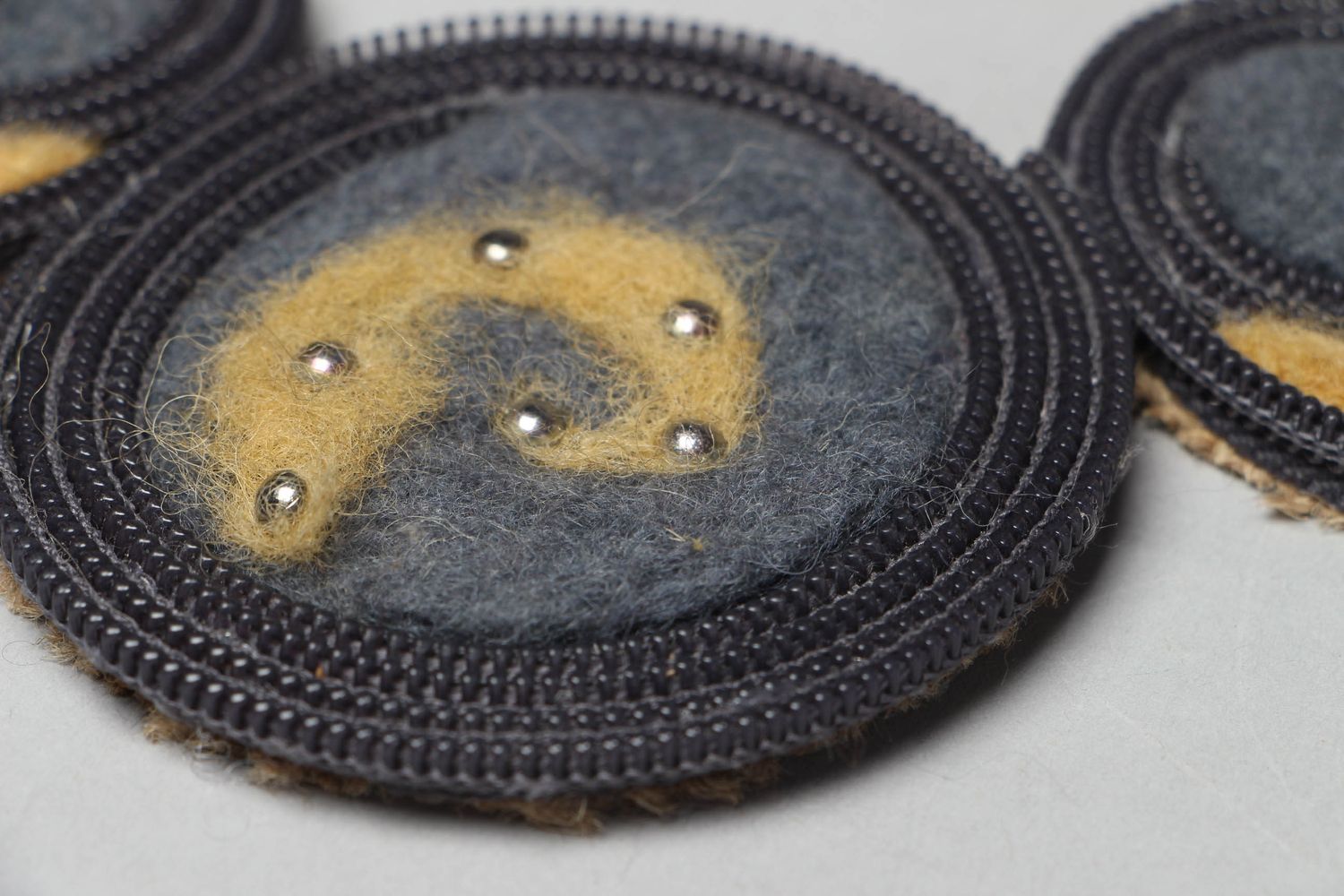 Handmade Collier aus Filz und Zipper foto 3