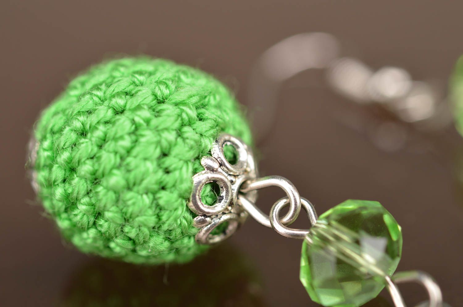 Longues boucles d'oreilles en tricot vertes faites main avec perles à facettes  photo 4
