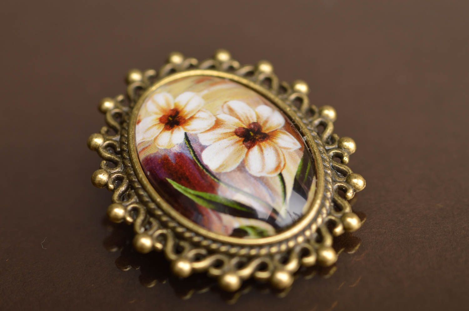 Broche artesanal original ovalado metálica con cabujón y estampado floral foto 5