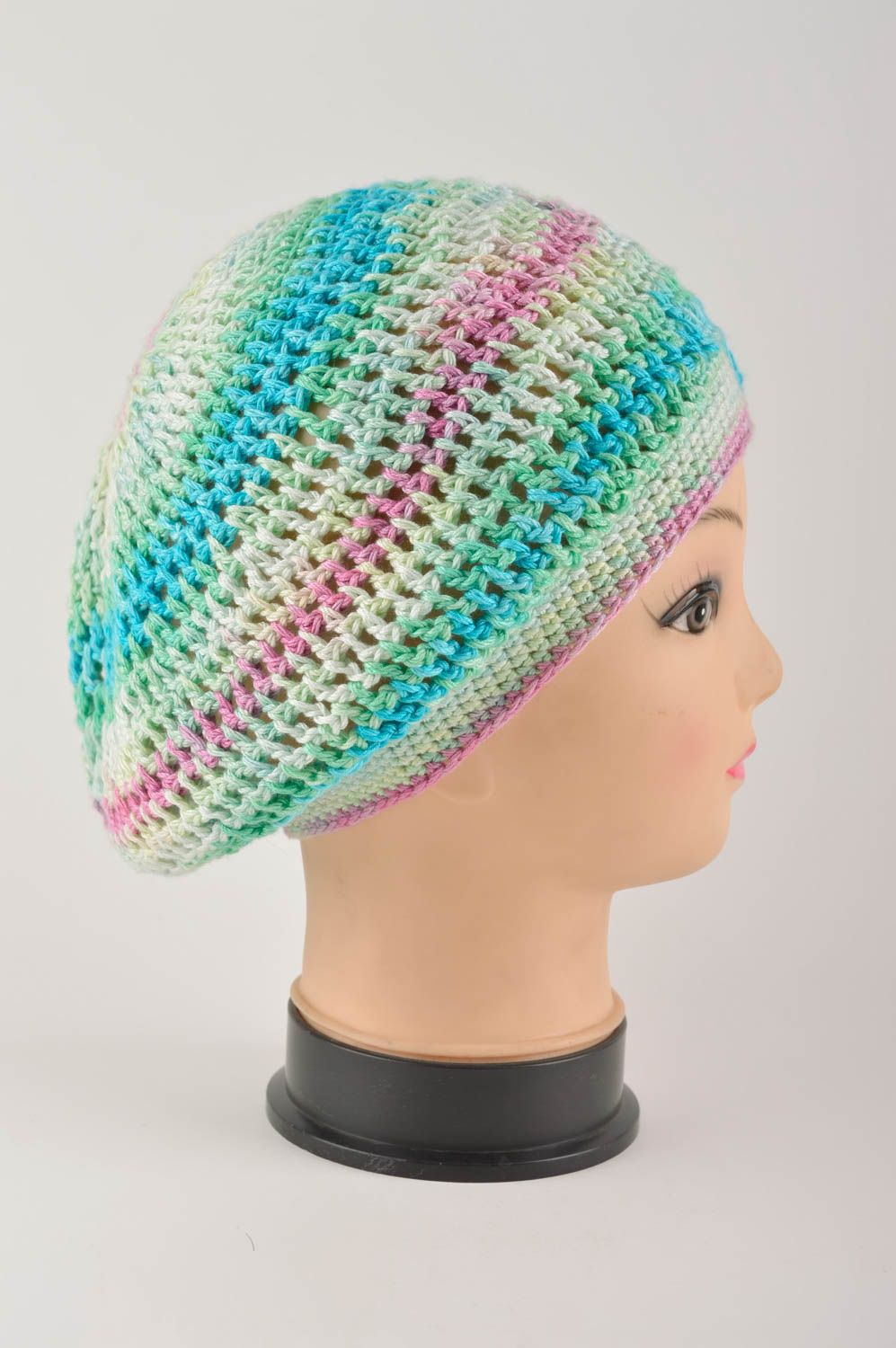 Béret au crochet fait main Chapeau tricoté multicolore Vêtement femme design photo 4