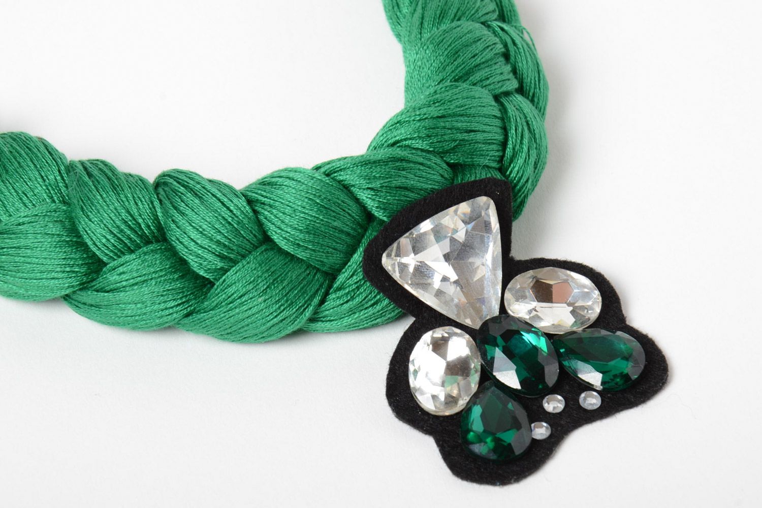 Handmade women's volume woven thread necklace of emerald color with chain and strasses photo 3