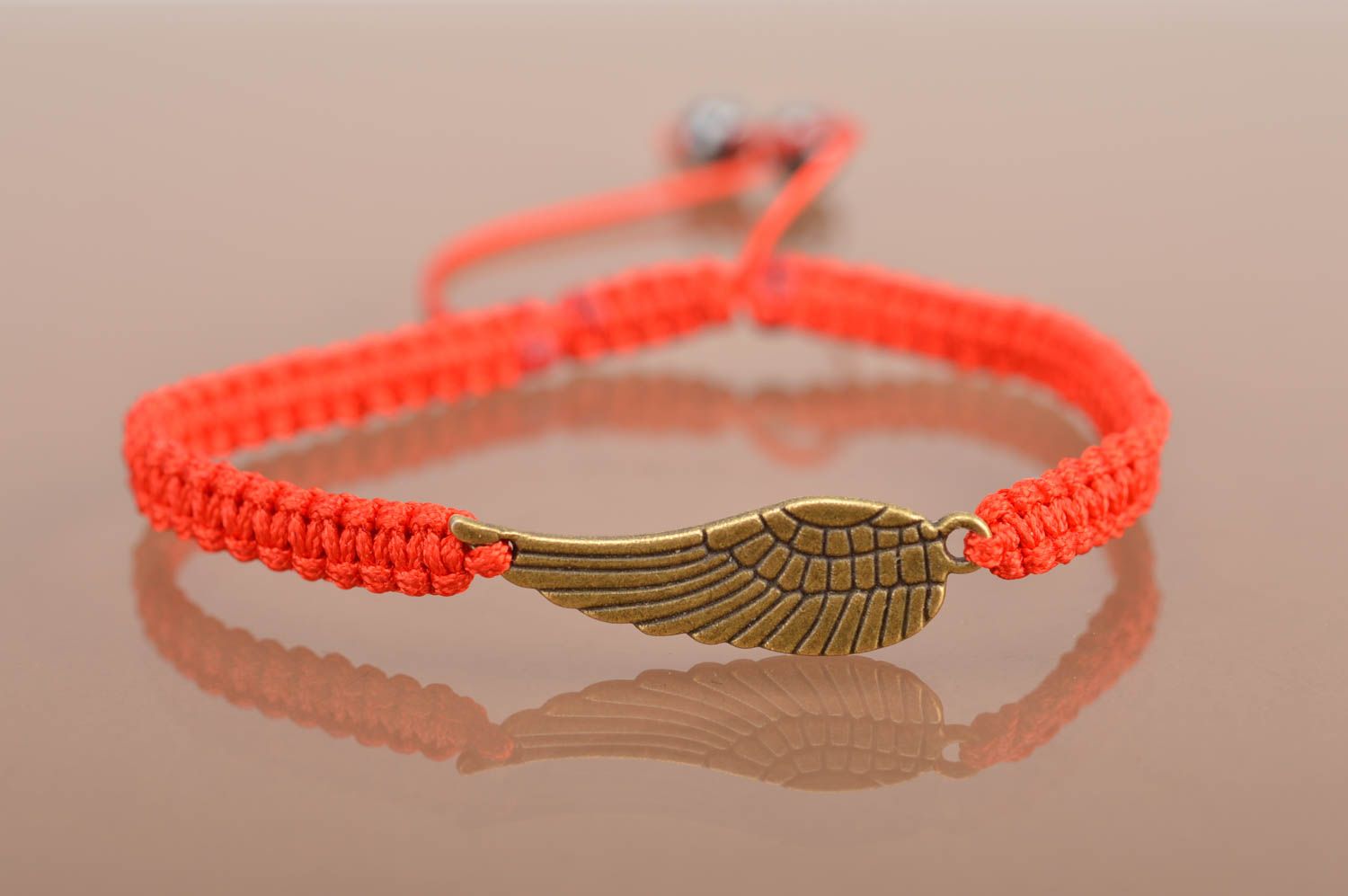 Красный плетеный браслет на руку на завязках ручной работы Крыло ангела фото 2