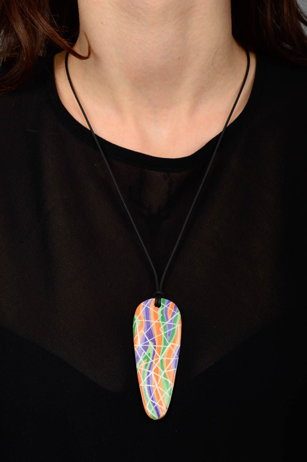 Pendentif bois Bijou fait main grand peint multicolore lacet Accessoire femme photo 2