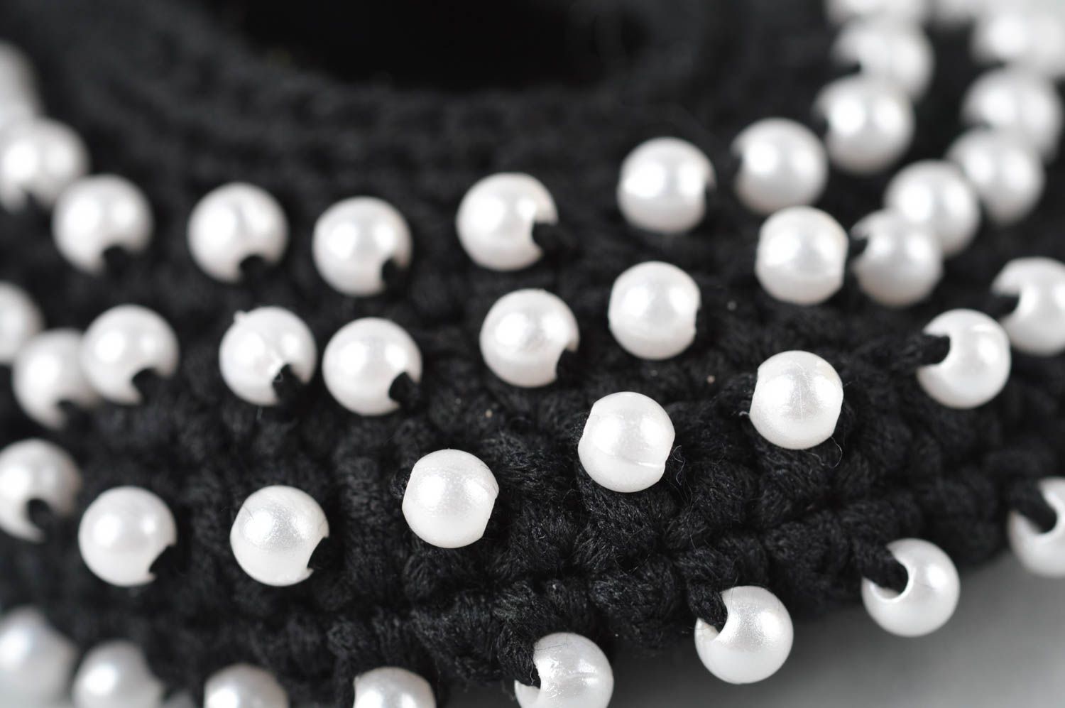 Chaussons bébé faits main Pantoufle tricot Accessoire bébé noir perles plastique photo 3