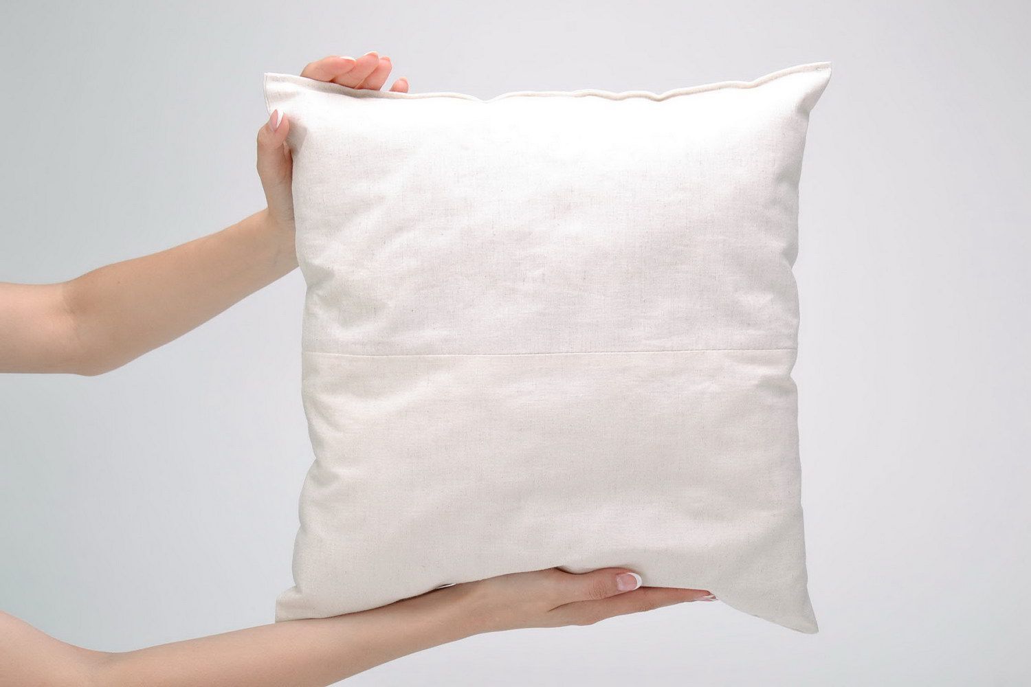 Almohada hecha a mano con relleno de plumón sintético foto 5