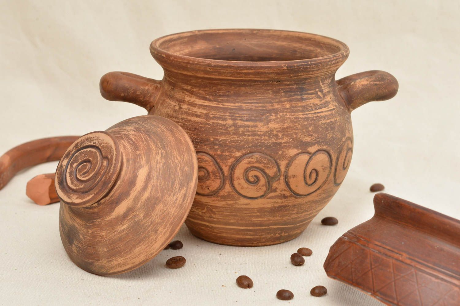 Pot à cuire en céramique fait main avec couvercle et deux anses vaisselle photo 1