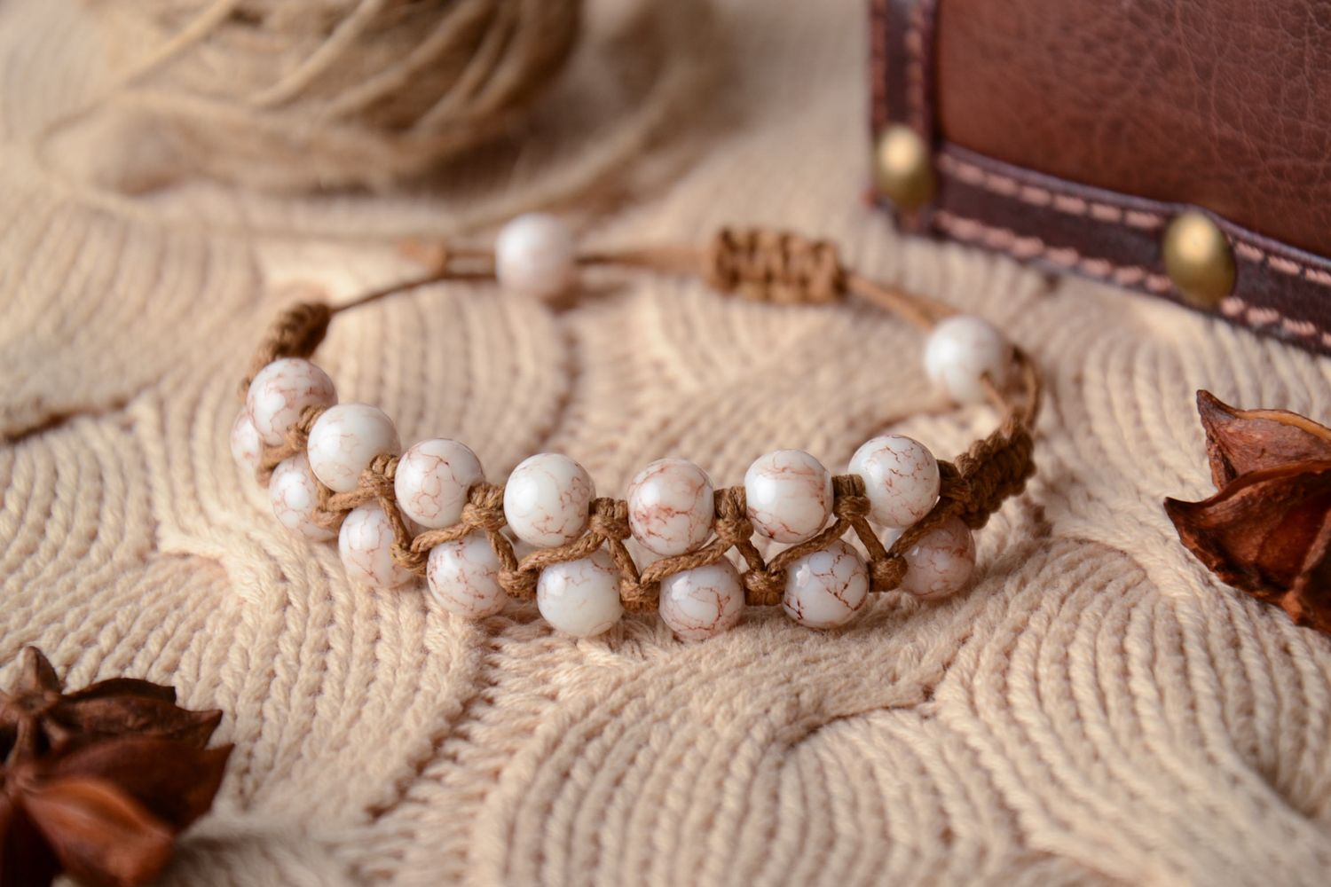 Bracelet en perles en plastique blanches et cordelette fait main pour femme  photo 1