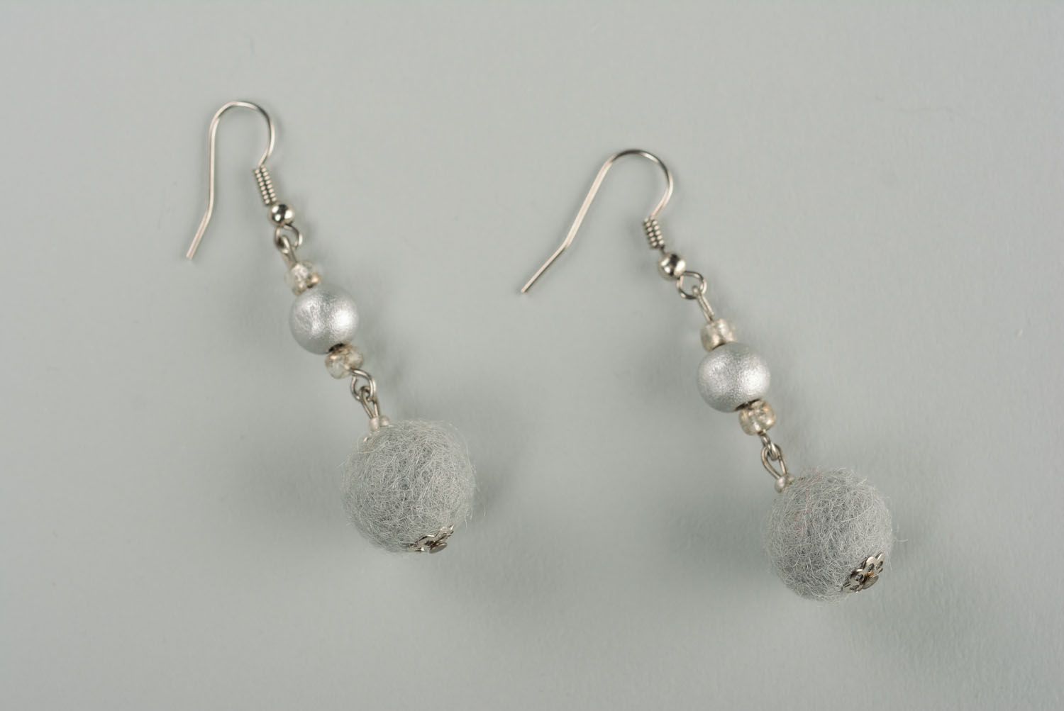 Boucles d'oreilles en perles de feutre grises  photo 1