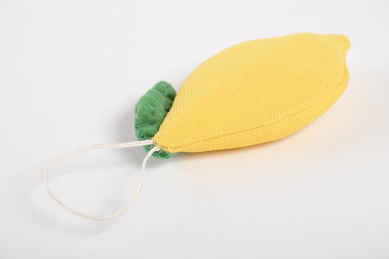 Мягкая подушечка для иголок в виде лимона из искусственных тканей ручная работа фото 3