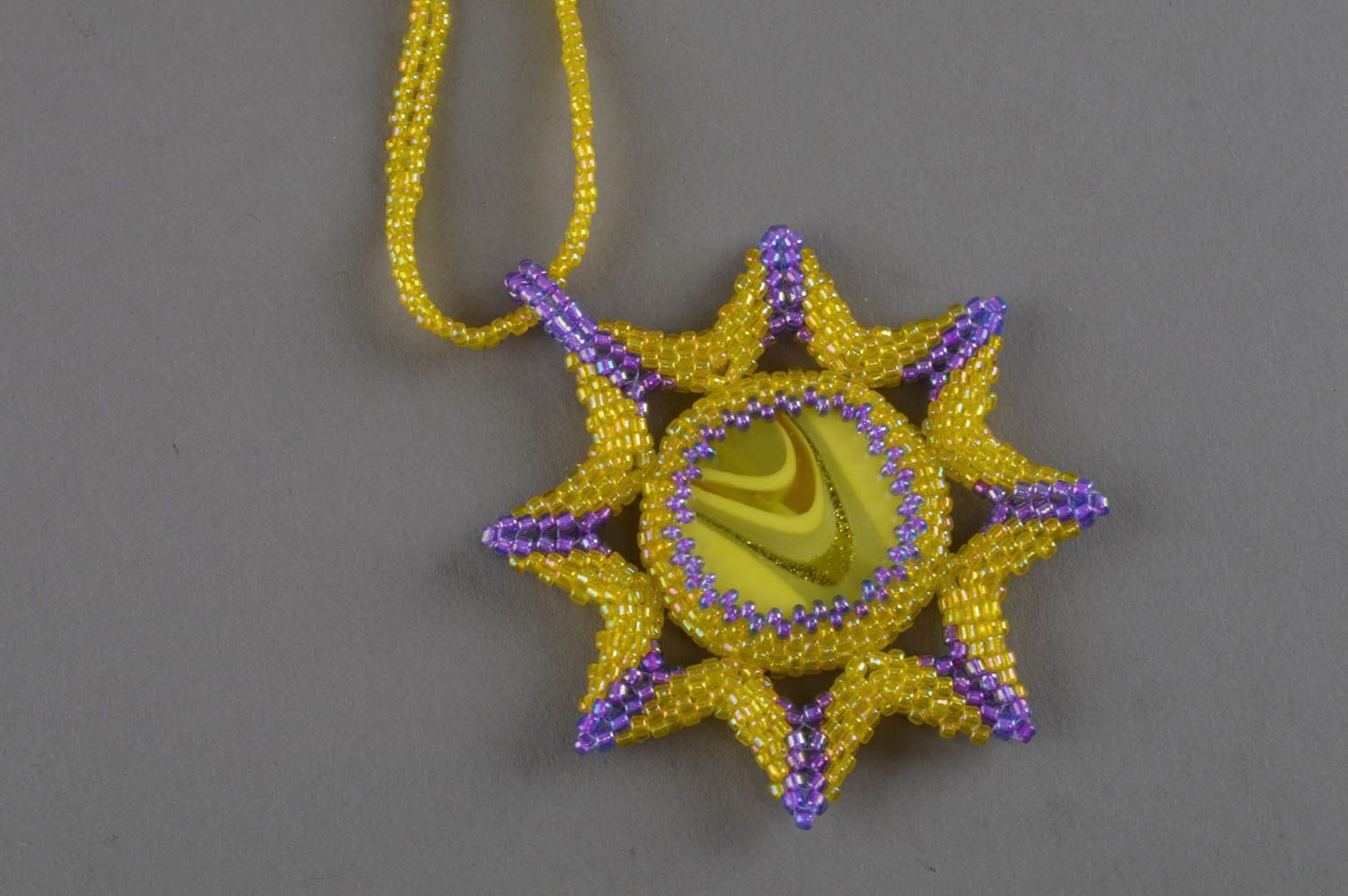 Collier en perles de rocaille avec grand pendentif étoile fait main jaune-mauve photo 2