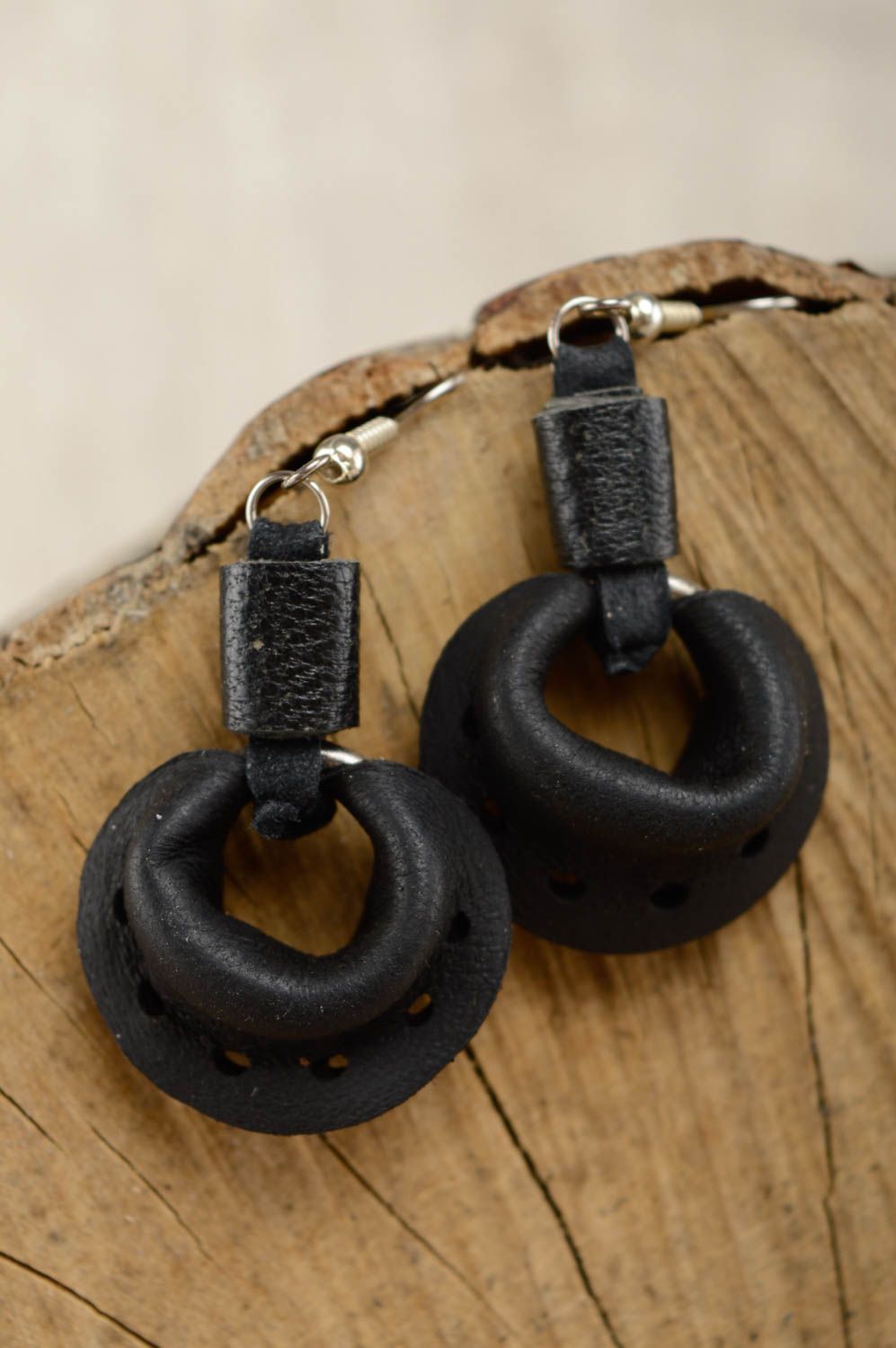 Boucles d'oreilles en cuir rondes noires faites main originales pour femme  photo 1