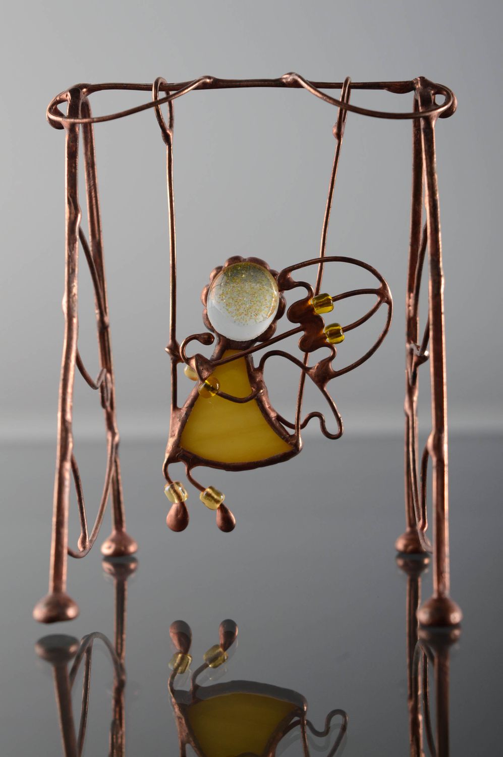 Figurine en verre vitrail ange sur balançoire photo 1