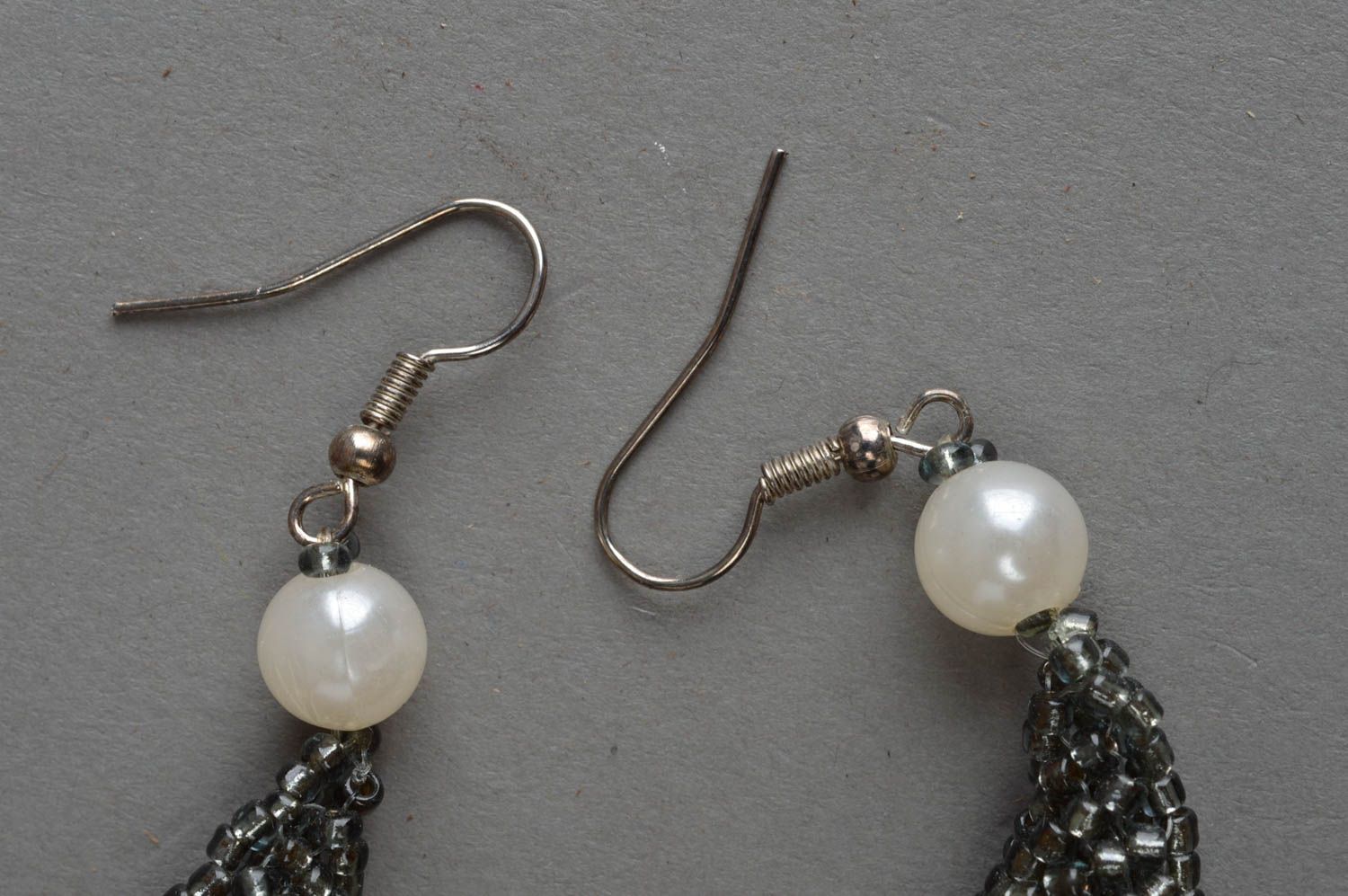 Lange Ohrringe aus Glasperlen und Perlen handgemacht künstlerisch schön grau  foto 4
