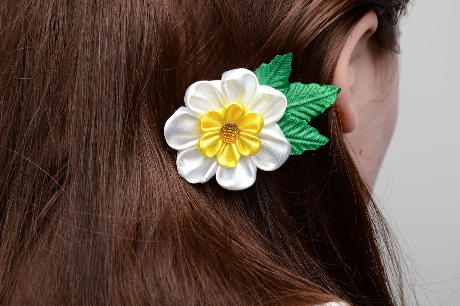 Pince à cheveux avec fleur blanche en satin faite main originale pour femme photo 5