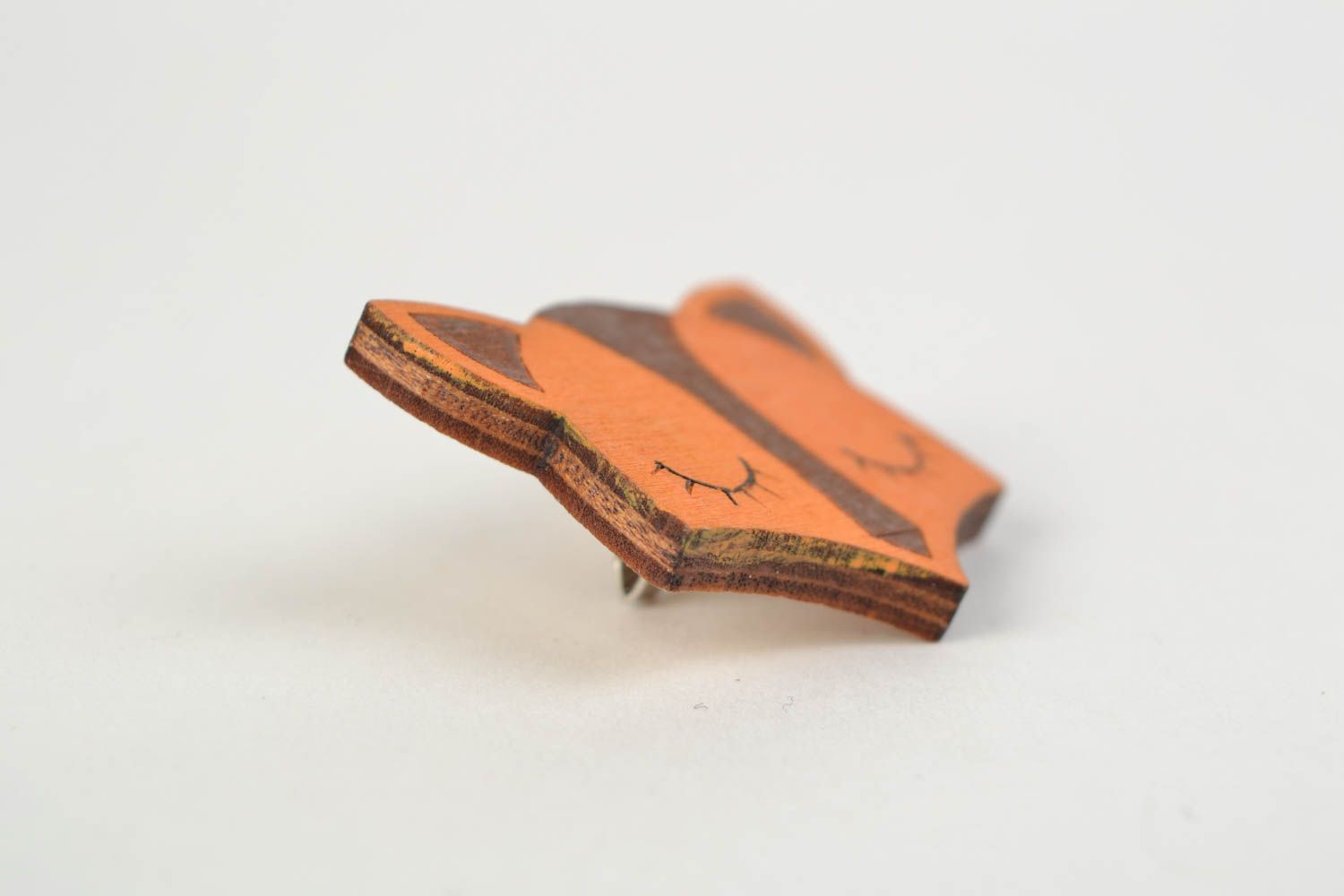 Broche de madera artesanal con forma zorrito pintado con acrílicos foto 5