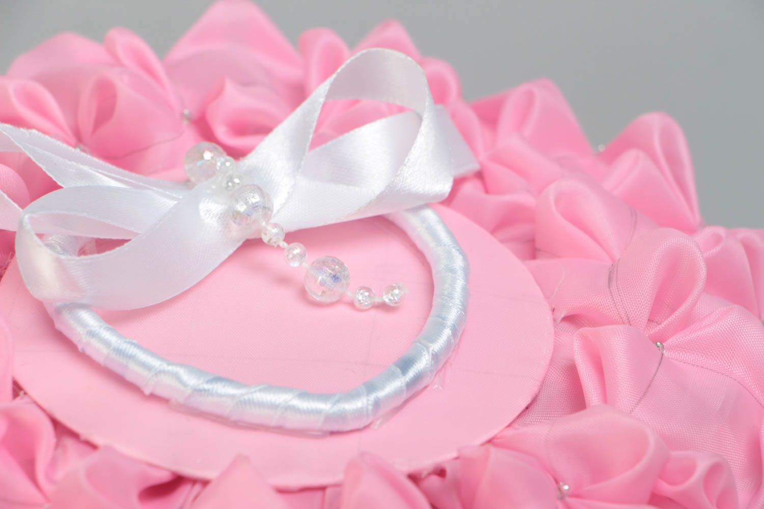 Cojín para anillos de boda artesanal de raso rosado con lacito blanco  foto 3