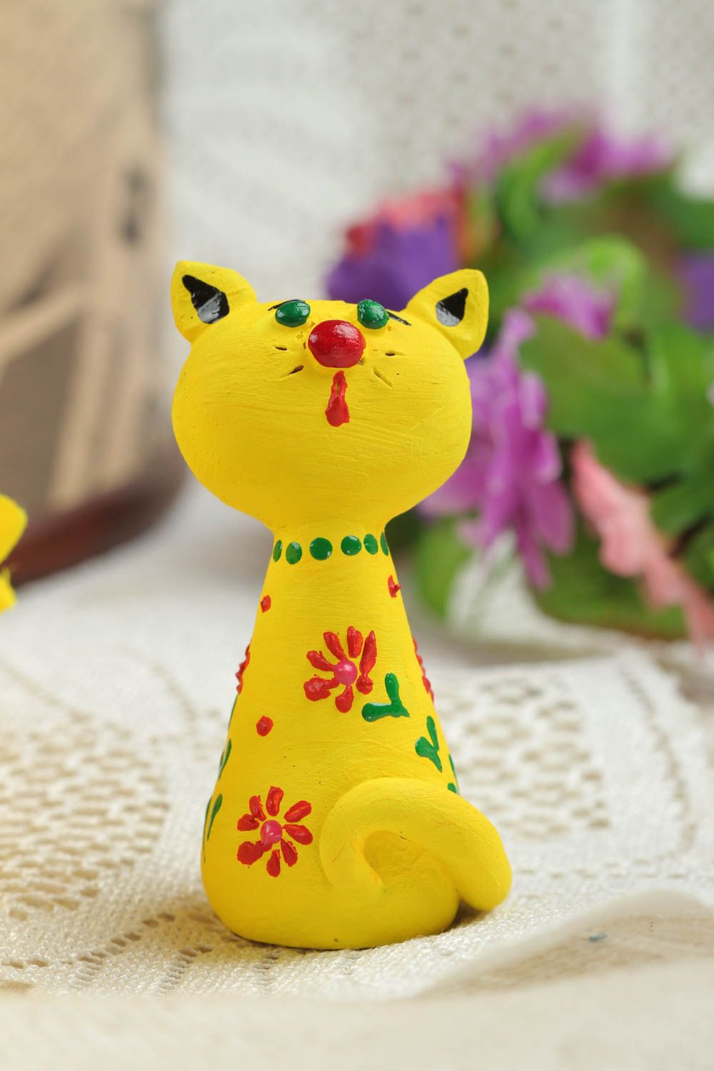 Statuette chat jaune Figurine design faite main en argile à fleurs Déco maison photo 1