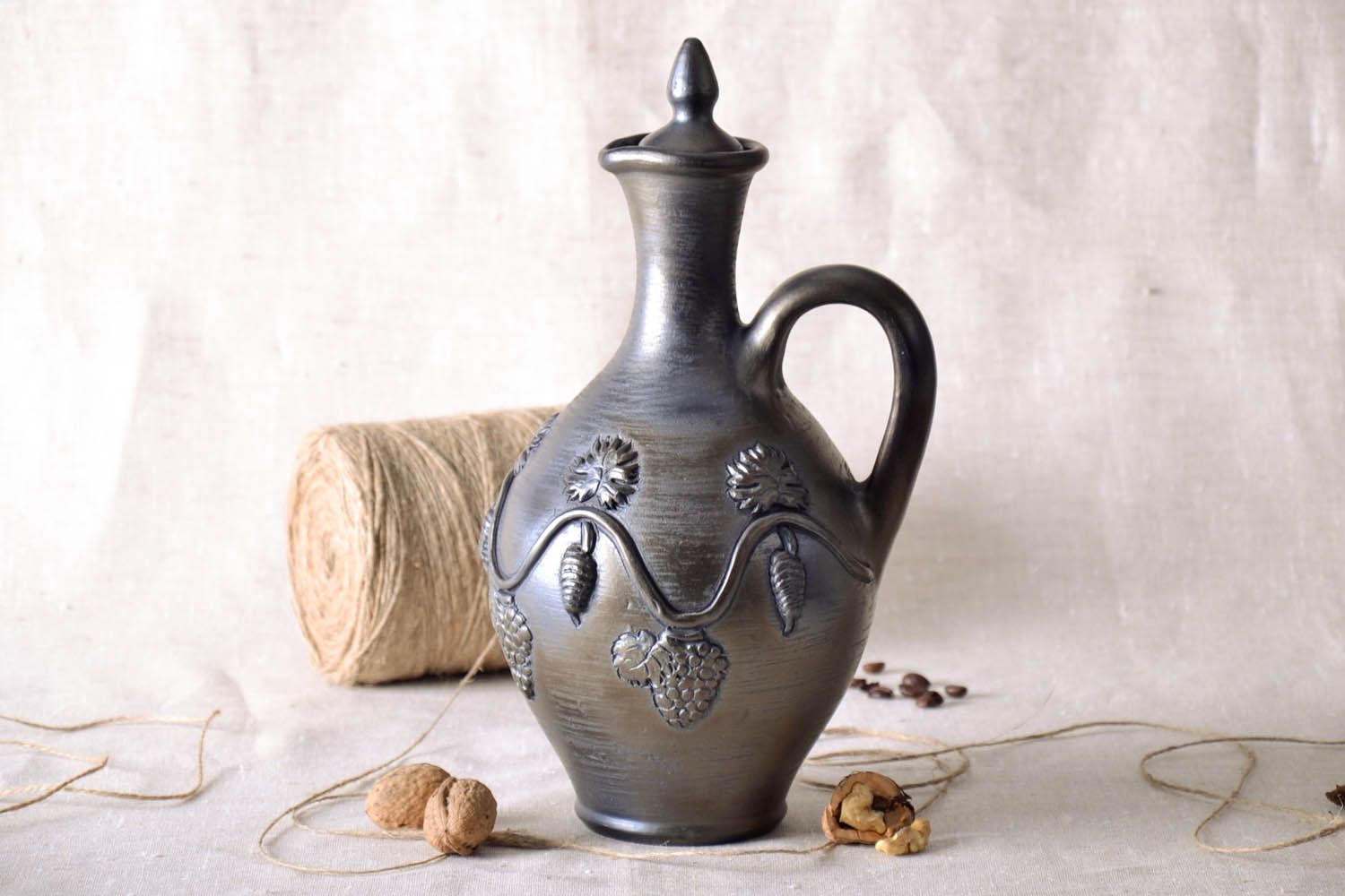 Jarro de argila com elementos moldados feito à mão louça de cerâmica decorativa artesanal foto 1