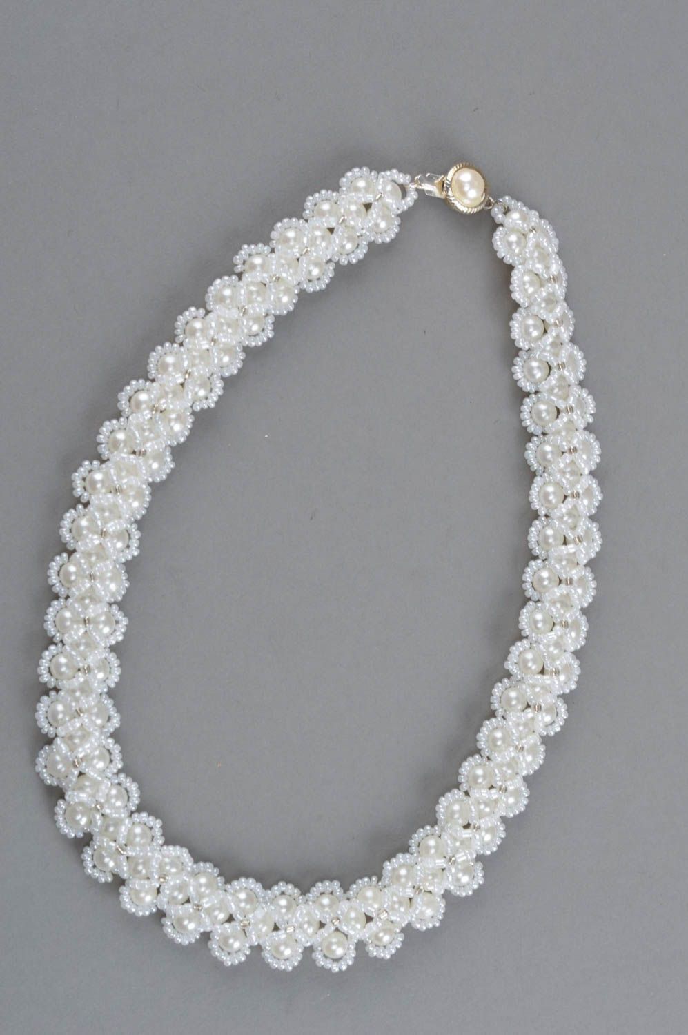 Белое ожерелье из бисера и бусин ручной работы плетеное нарядное классическое фото 2