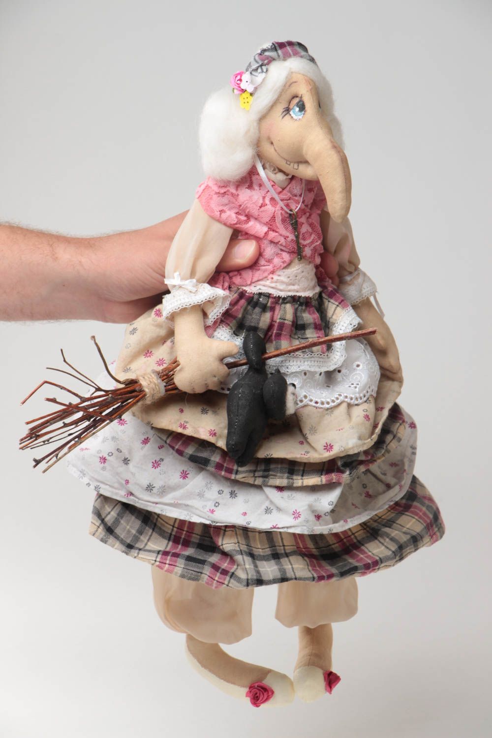 Авторская кукла из ткани в виде Бабы-яги небольшая декоративная ручной работы фото 5