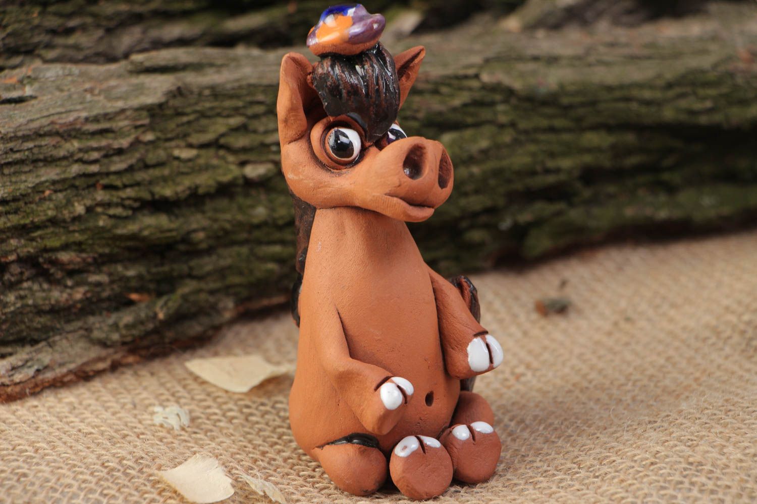 Статуэтка из глины ручной работы коричневая в виде коня расписанная акрилом фото 1