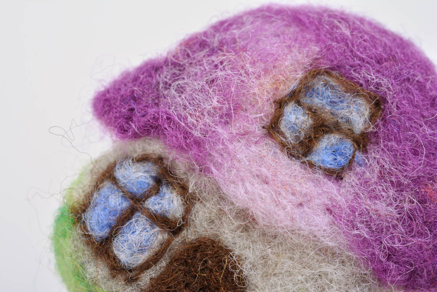 Petite broche en laine feutrée en forme de maisonette violette faite main photo 2