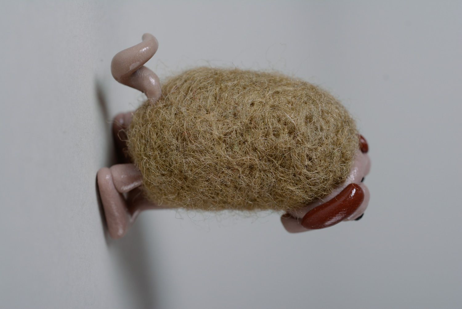 Muñeco de fieltro seco de lana y arcilla polimérica artesanal regalo original foto 5