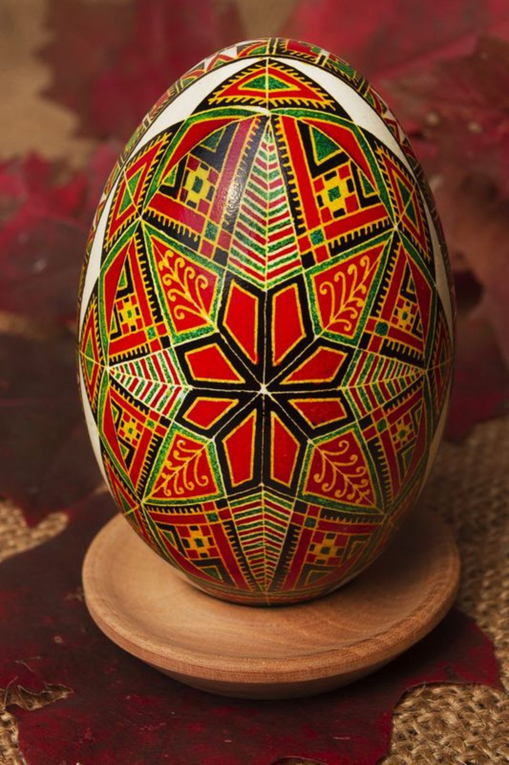 L'uovo pasquale dipinto a mano L'uovo decorativo fatto a mano L'uovo d'oca
 foto 1